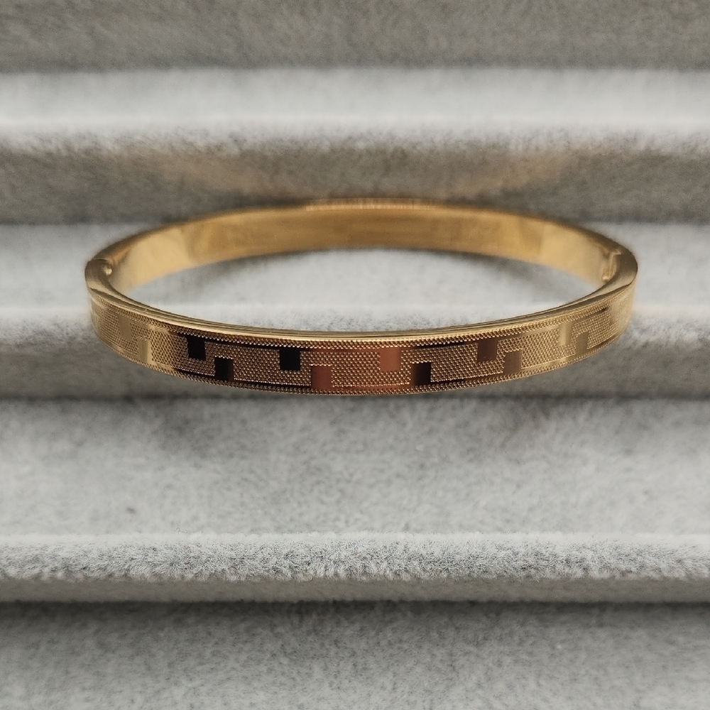 Elegant 18K Gold Plated Stainless Steel Geometric Design Bangle Bracelet